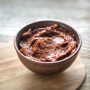 Chipotle adobado con sabor ahumado y picante. Perfecto para salsas, carnes y guisos. Añade un toque auténtico a tus recetas con este condimento esencial.